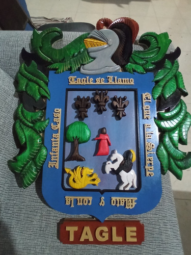 Escudo De Armas De Apellidos De 55 Cm En Madera Tallada.
