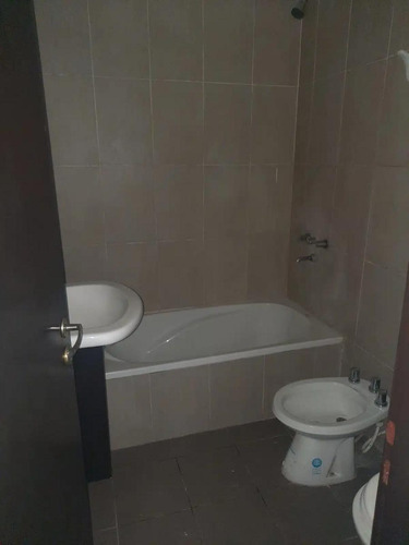 Casa En Venta - 2 Dormitorios 1 Baño - Cochera - 110mts2 - Chivilcoy