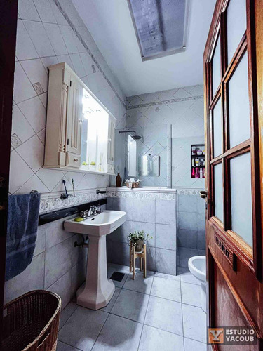 Casa En Venta - 2 Dormitorios 1 Baño - Cocheras - 420mts2 - Berisso