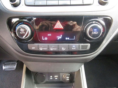 Imagen 8 de 15 de Hyundai Accent 5p Gls 1.6l,ta,a/ac.aut.,ve,piel,ra17