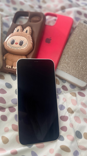 Apple Iphone 12 (128 Gb) - Blanco Con 4 Fundas De Regalo Blanco (Usado)