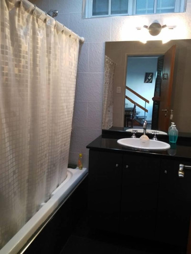 En Venta Hermosa Casa 4 Ambientes Con Cochera 2 Autos, Fondo Libre Y Quincho En Wilde Centro.