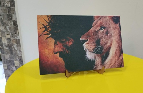 Imagem 3 de 6 de Quadro Decorativo Leão De Judá E Jesus Placa A4 Sala Quarto
