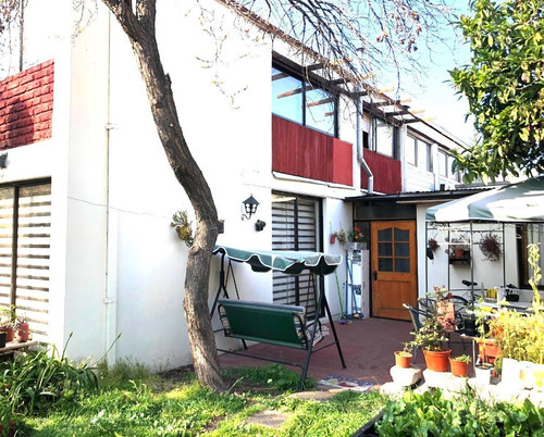 Casa En Venta De 5 Dorm. En Ñuñoa