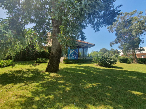 Espectacular Casa Con Jardín A La Venta- Ref: 1448
