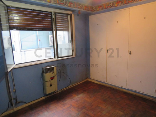 Imagen 11 de 14 de Departamento 2 Amb 3er Piso Por Escalera Inmejorable Ubicacion A Actualizar