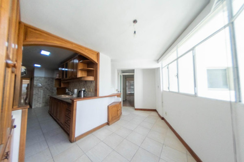 Imagen 6 de 14 de Venta Apartamento Pocitos 4 Dormitorios Y Servicio ,excelente Ubicación Y Vista