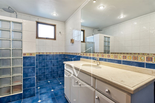Excelente Casa En Los Dominicos, Colegio Wenlock, Piscina
