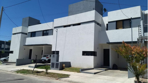 Duplex En Venta De Tres Dormitorios En Lomas Del Chateau