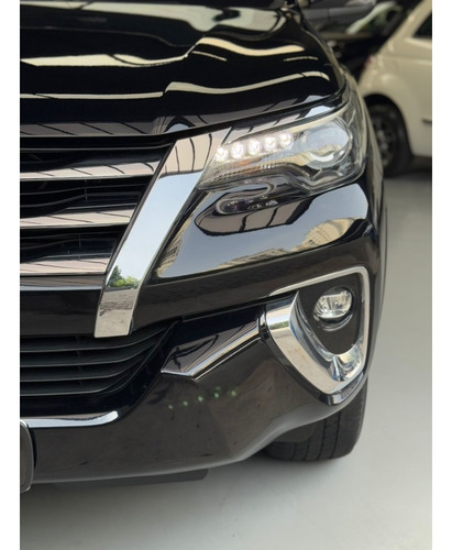 Toyota Hilux SW4 2.8 SRX 4X4 7 LUGARES 16V TURBO INTERCOOLER DIESEL 4P AUTOMÁTICO