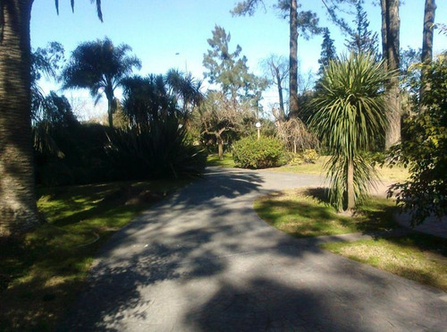 Hermosa Casa Con Todos Los Servicios Con Gran Parque Verde.