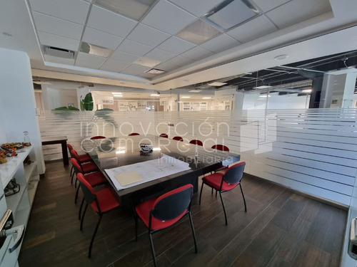 Edificio De Oficinas En Venta En Lomas De Querétaro, Con Recepción Y Sala De Jun