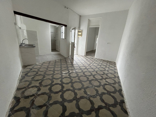 Alquiler - Apartamento Con Dos Ambientes Y Patio En Pocitos - Vázquez Y Vega Y Bv. España