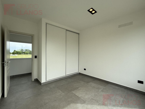 Venta De Casa 5 Ambientes En Everlinks, Lujan, Con Pileta Apta Crédito