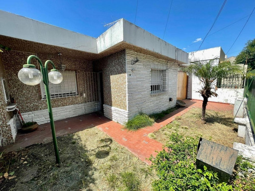 Casa Amplio Lote Propio 10x30, Jardín, Amplio Patio Y Galería Cubierta - Dueño Directo - Solo Venta - No Permuta