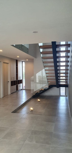 Imagen 1 de 10 de En Renta Preciosa Residencia En Colinas De Juriquilla, 5 Rec