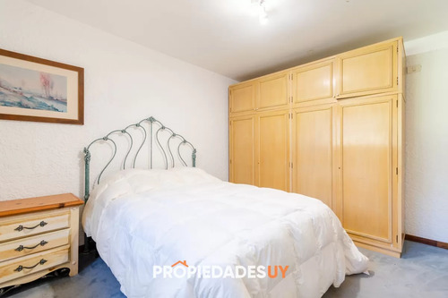 Espectacular Casa De Seis Dormitorios Y Servicio En Venta En Lugano