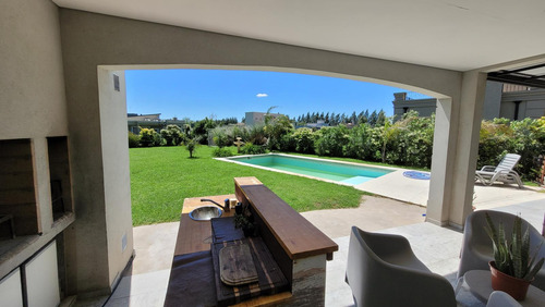 Casa En Venta En El Barrio Santa Rita Canning San Vicente