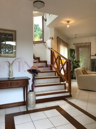 Muy Buena Casa En Venta En La Zona Mas Linda De Playa Mansa.- Ref: 409