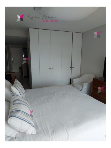 Imagen 10 de 23 de Venta De Apartamento De 3 Dormitorios Frente Al Mar En Edificio Tiburon En Punta Del Este