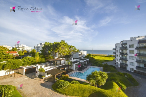 Excelente Apartamento De Tres Dormitorios Frente Al Mar - Punta Del Este- Ref: 9581