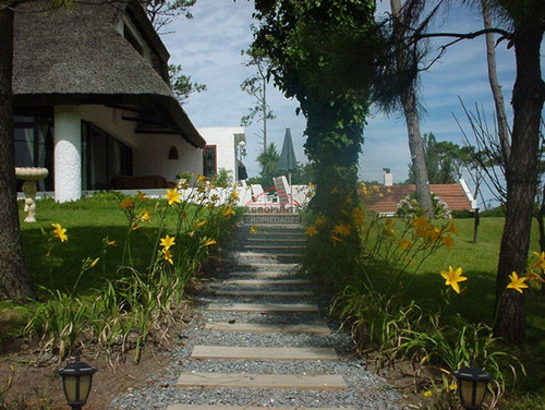 Casa En Pinares, 5 Dormitorios *- Ref: 3545