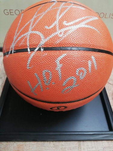 Balón Autografiado Spalding Por Dennis Rodman En Pedestal