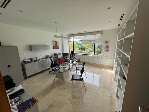 Tg Casa En Venta En Cerro Verde, A Estrenar Con Piscina, Balcón, Hermoso Jardín Y Vista 24-17981 Ys