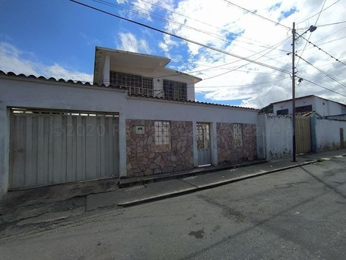 Imagen 29 de 30 de Bella Casa De 2 Niveles En Venta En Barquisimeto. Zona Centro-oeste, Selena Pacheco Tlf. 04245197639. Cód. 22-6232 Lara, Venezuela