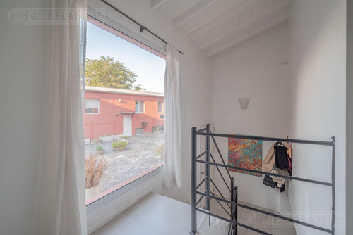 Muy Lindo Triplex Con Jardín En Punta Chica