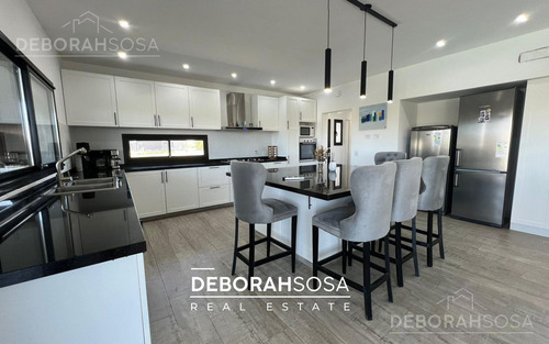 Casa En Venta Cuatro Dormitorios Seis Ambiente A La Laguna Pileta El Naudir Escobar