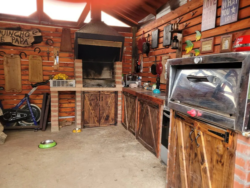 **acogedora Cabaña Con Piscina A Puerta Cerrada**