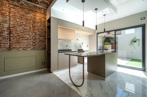 Venta - Casa De 3 Dormitorios, Con Cochera, Parrillero Y Balcón. Refinería, Rosario.