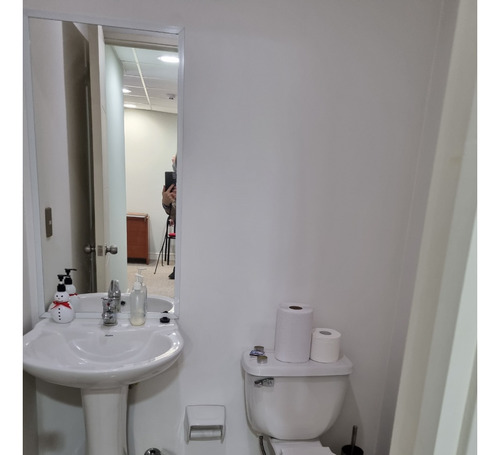 Oficina, 2 Apartados Baño Kitchenet