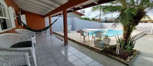 Casa Com Piscina Em Guaratuba, Litoral Paranaense.