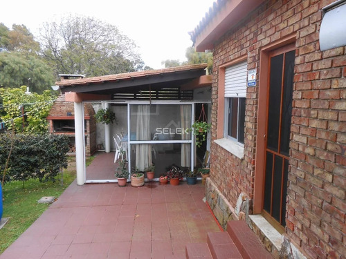 Vendo Chalet 5 Dormitorios, 2 Baños, Apto. Al Fondo, Calefacción, Chochera, Parrillero, Estufa A Leña, Próxima A La Playa