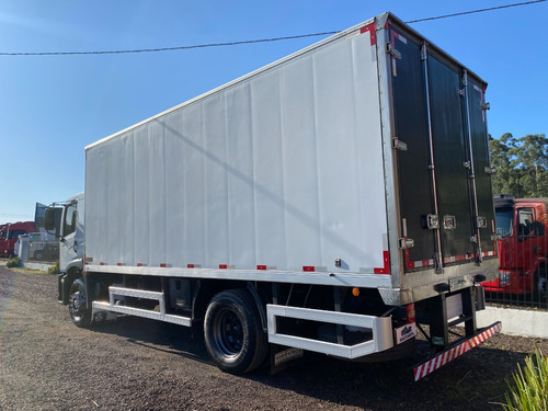 Imagem 4 de 14 de Vw 17.230 Robust 4x2 2019 Toco Com Baú Frigorífico Gancheiro