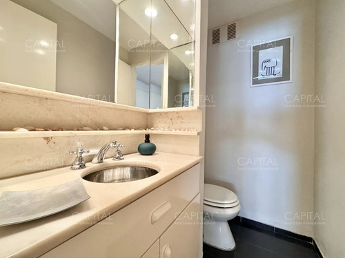 Apartamento De Cuatro Dormitorios Y Dependencia En Venta, Punta Del Este.
