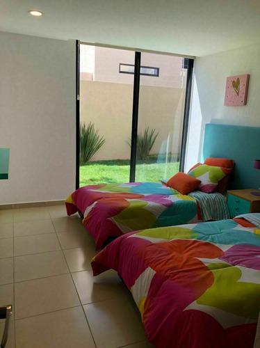 En Venta Casa Entre El Refugio Y Zibata, 139 M2, Gran Jardín, 3 Recamaras