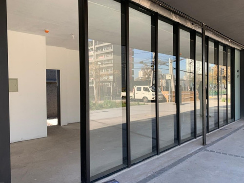 Local Comercial Nuevo: 47/118 M2, Terraza, Patio. Metro.