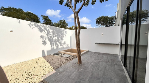Villa Con Alberca, En Privada Residencial En Venta En Temozón Norte, Mérida