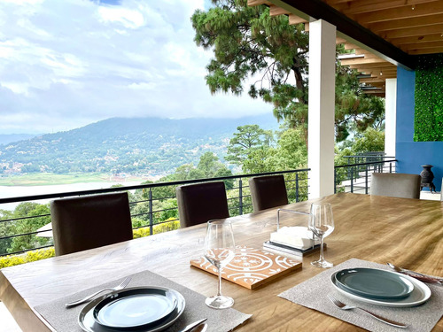 Excepcional Casa En Venta En Avándaro, Con Vista Al Lago.