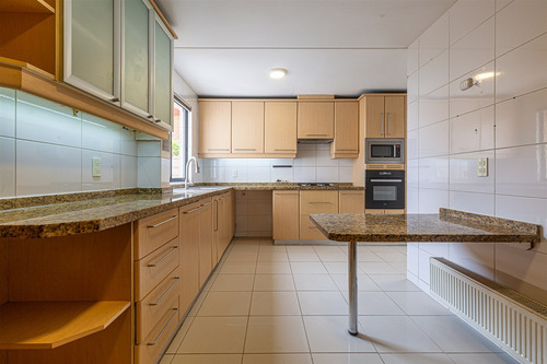 Casa En Venta De 5 Dorm. En Las Condes