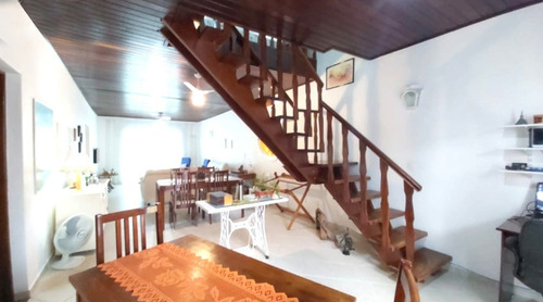 Casa A 200 Mts Da Praia. Lugar Muito Tranquilo Seguro Em Bairro Nobre. Casa Isolada. Estrutura Do Telhado Reformada - Madeiramento Com Manta. Parte Elétrica Revisada E Fiação Novos