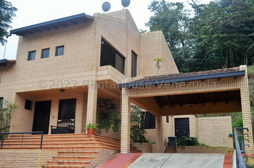 Ms: 24-22698 Se Vende Casa De 2 Niveles En La Urb. Monte Claro, Hoyo De La Puerta A=300m2, 5h, 5b, 2p.