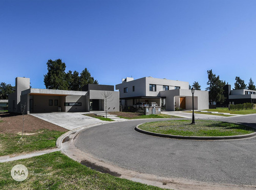 Casa 3 Dormitorios En Venta, Jardín, Piscina - Palos Verdes - Fisherton Rosario