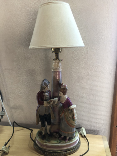 Velador Antiguo Con Figuras De Porcelana. Varios Blanco (Usado)
