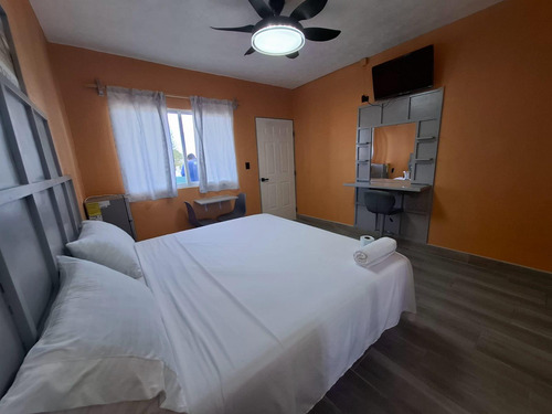 Hotel En Venta En El Puerto De Progreso Yucatan, A 350 Metros Del Mar, Funcionand