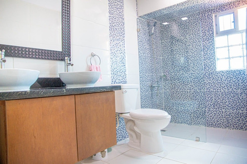 Imagen 21 de 30 de Exquisita Casa En Bávaro Con Piscina Y Amueblada