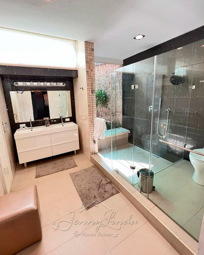 En Venta Hermosa Casa Con Piscina 410 M² Urb. San Jacinto Maracay Aragua
